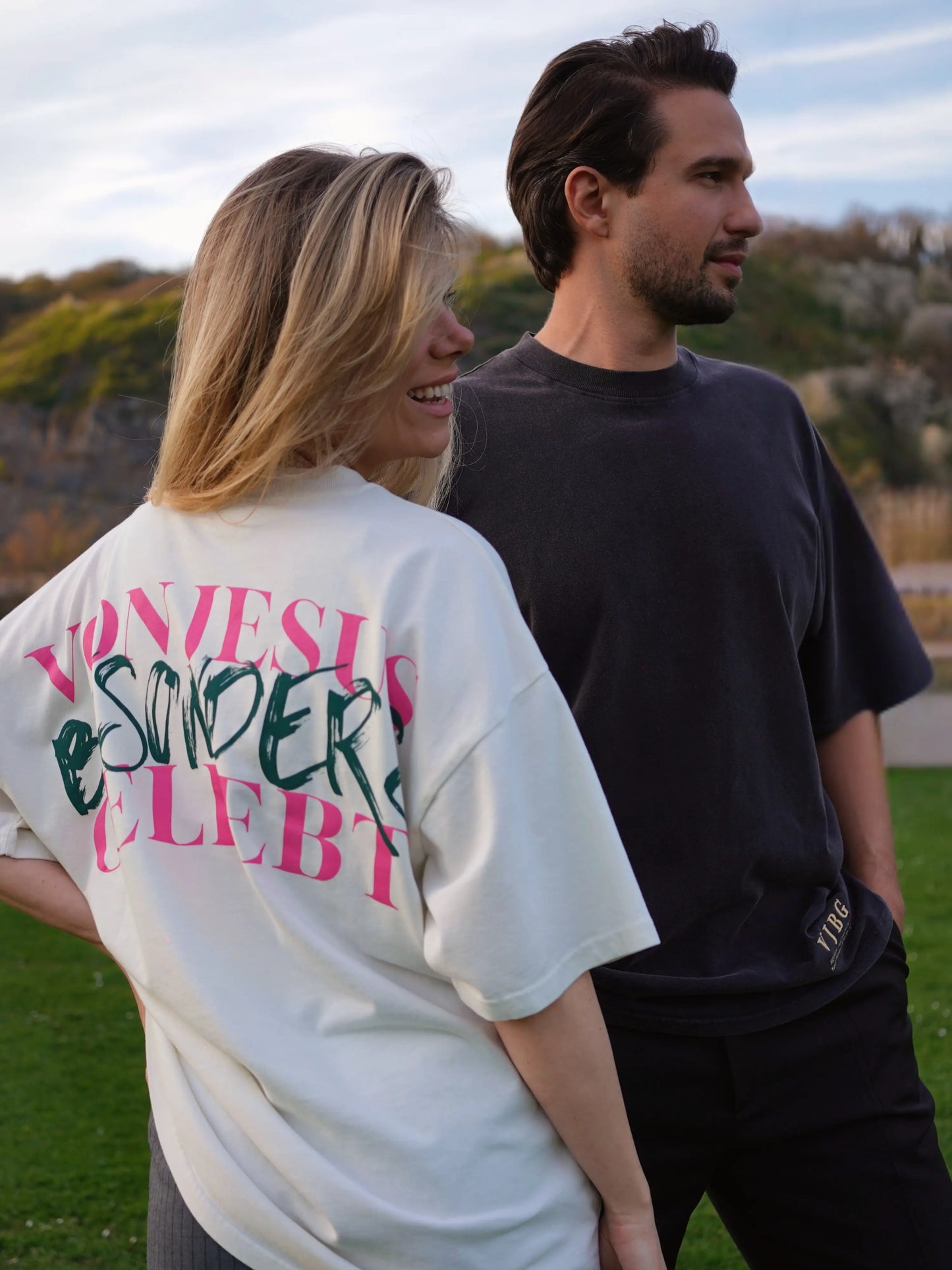 BESONDERS GELIEBT OVERSIZED T-SHIRT BEIGE (UNISEX)