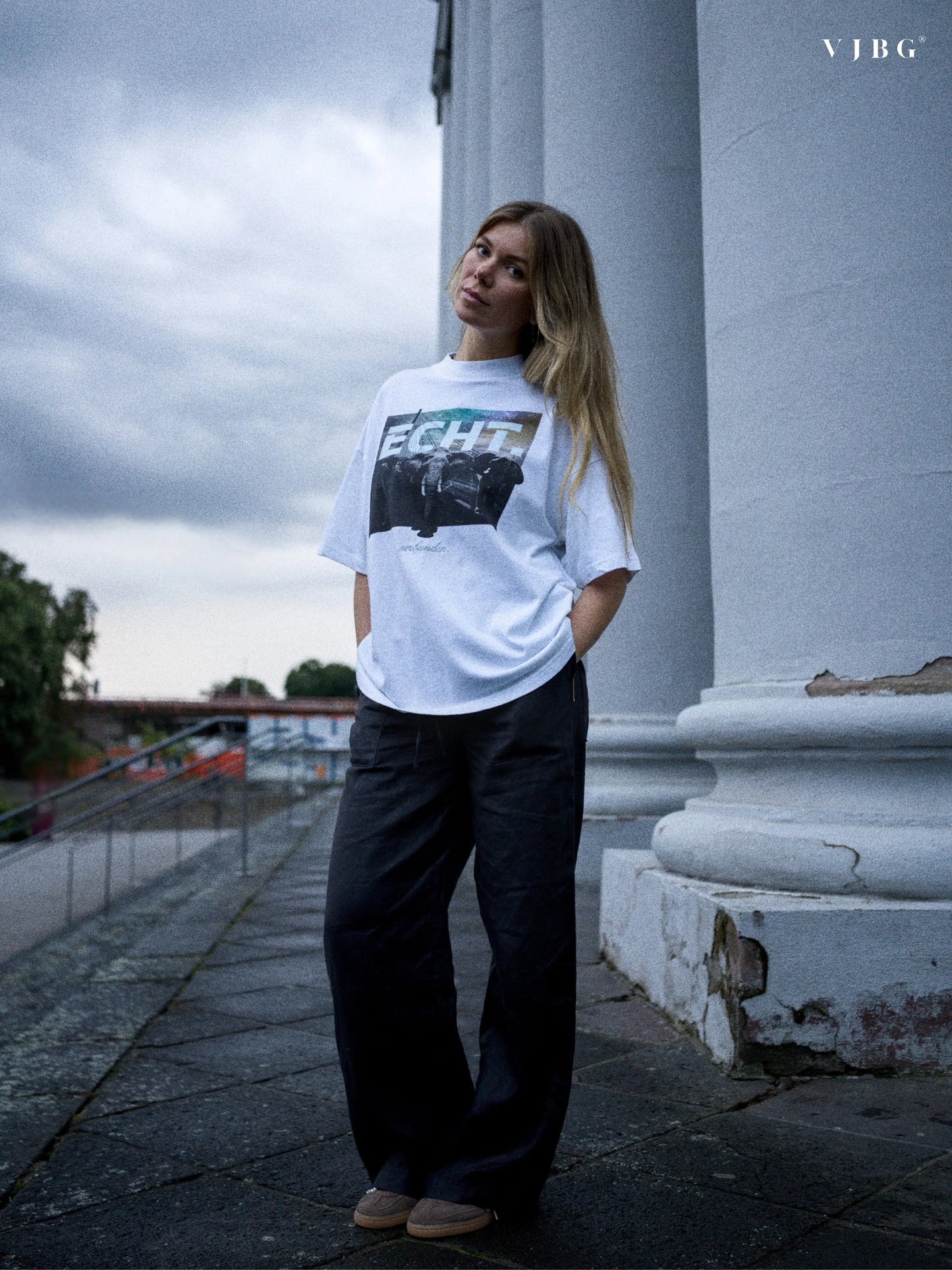 „ECHT“ BOXED FIT T-SHIRT WEISS (UNISEX)