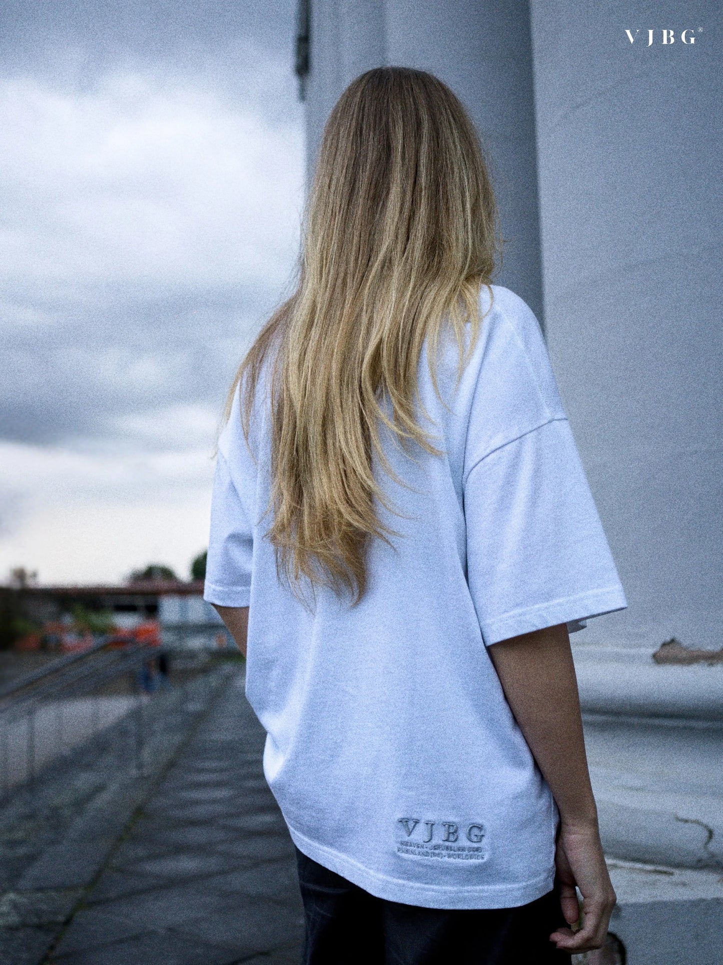 „ECHT“ BOXED FIT T-SHIRT WEISS (UNISEX)