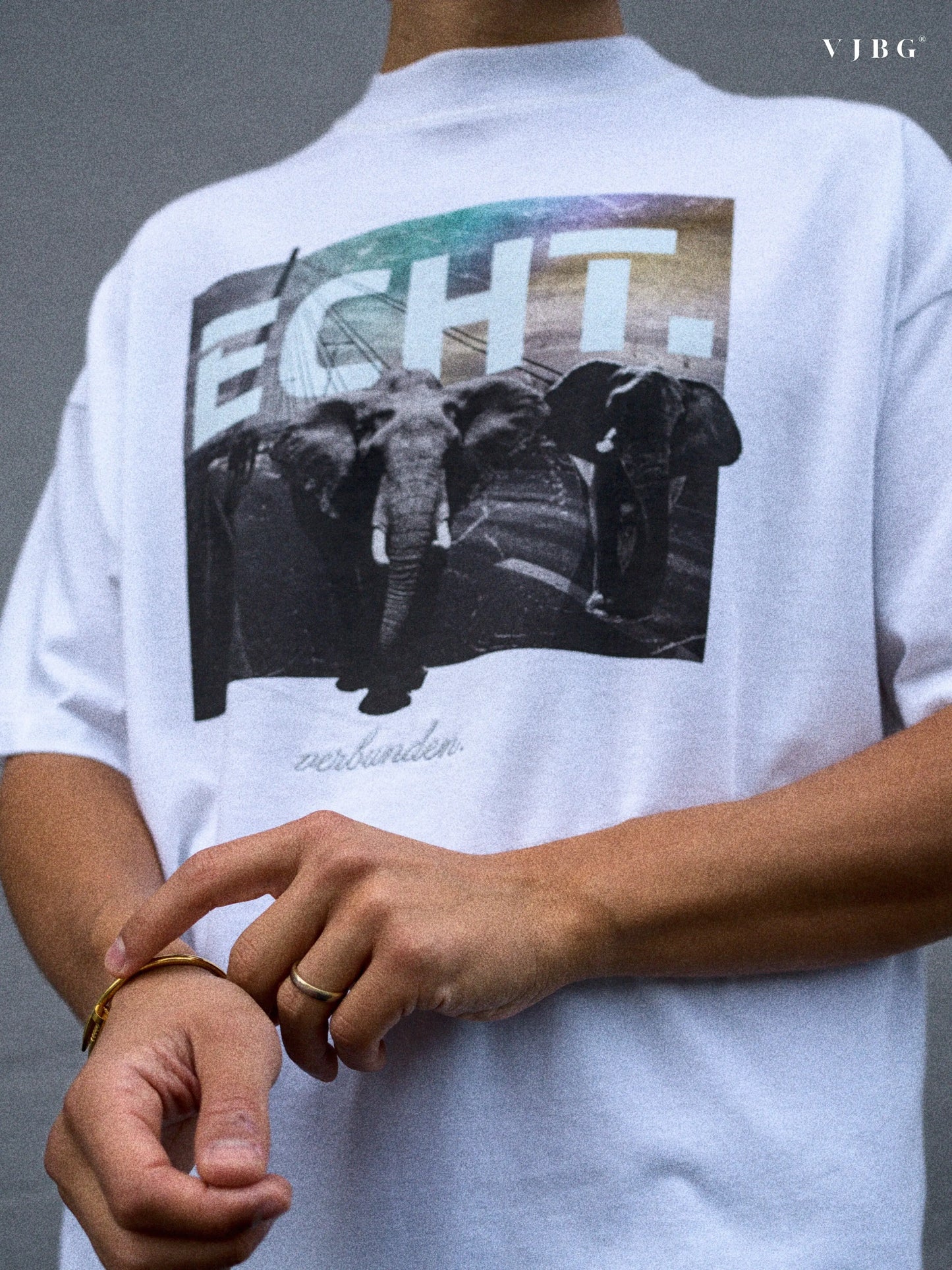 „ECHT“ BOXED FIT T-SHIRT WEISS (UNISEX)